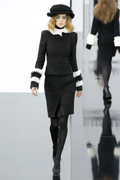 Look 10